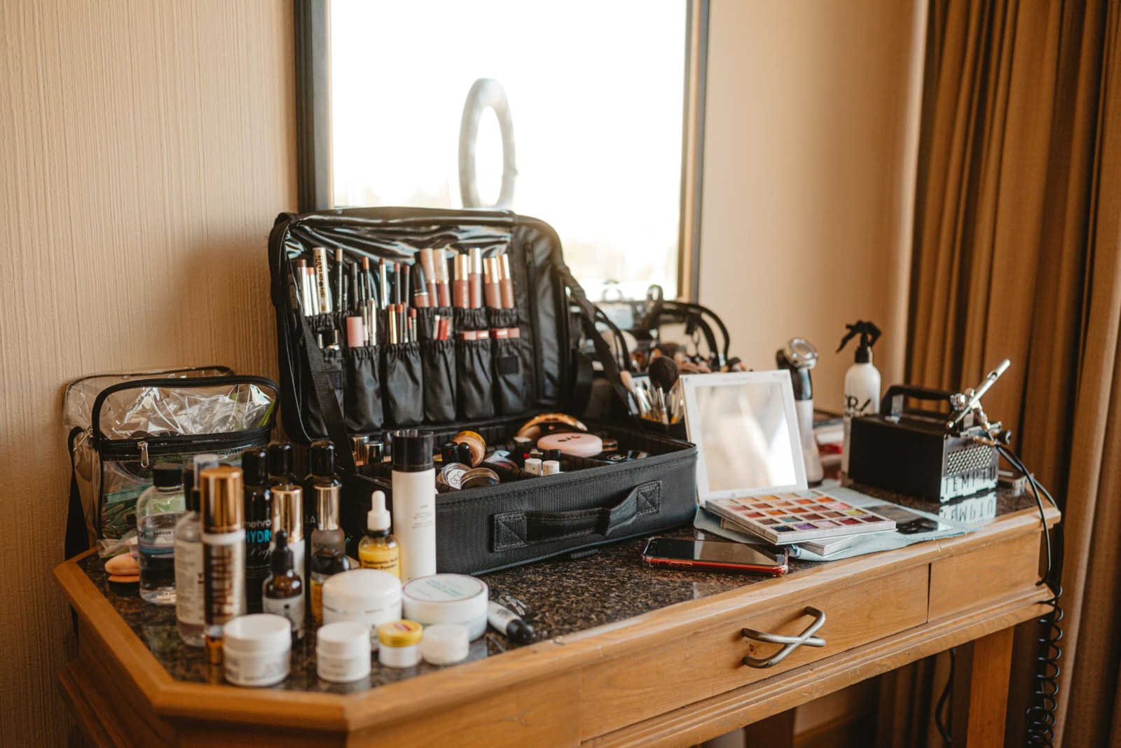 Make-up-Paletten und Pinsel am Arbeitsplatz